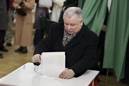 El presidente polaco, Lech Kaczynski, vota en un colegio electoral de Varsovia durante las elecciones municipales de este domingo.