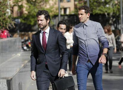  Christian Stuani, derecha, entra a declarar con su abogado en la Ciudad de la Justicia de Valencia. 