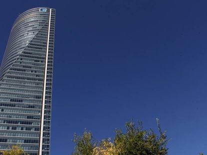 La policía desaloja Torre Espacio en Madrid por una falsa amenaza de bomba