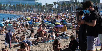 Turistas abarrotando la playa de la Barceloneta el pasado domingo