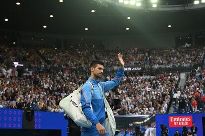 Novak Djokovic saluda al público a su llegada a la pista central de Melbourne Park este domingo.