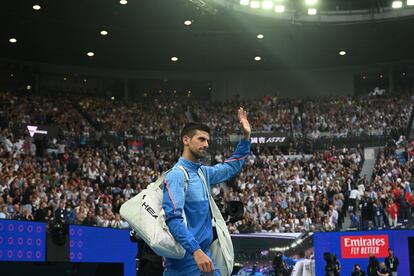 Novak Djokovic saluda al público a su llegada a la pista central de Melbourne Park este domingo. 