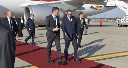 El primer ministro marroquí, Aziz Akhannouch, y el presidente del Gobierno, Pedro Sánchez, a su llegada a Rabat.