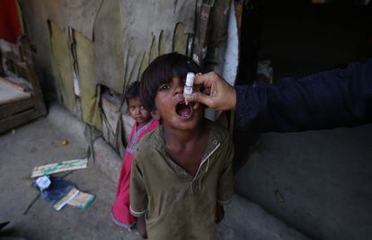 Un sanitario administra gotas antipoliomielíticas a un niño durante una campaña de vacunación antipoliomielítica de siete días en Karachi, Pakistán, el 28 de noviembre de 2022.