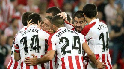 Los jugadores del Athletic celebran el gol.