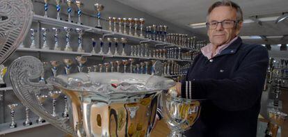 Rafael Barrientos, junto a los trofeos que fabrica en Palencia. 