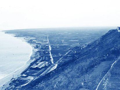 Vista de Montjuic y de los futuros terrenos de la Zona Franca y del delta de Llobregat de 1915. 