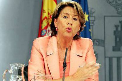 La ministra de Fomento, Magdalena Álvarez, en la comparecencia tras el Consejo de Ministros.