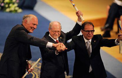 El químico valenciano Avelino Corma (d) y sus colegas estadounidenses Mark E. Davis (d) y Galen D. Stucky (i), tras recibir de manos del rey Felipe el Premio Príncipe de Asturias Investigación Científica y Técnica 2014.