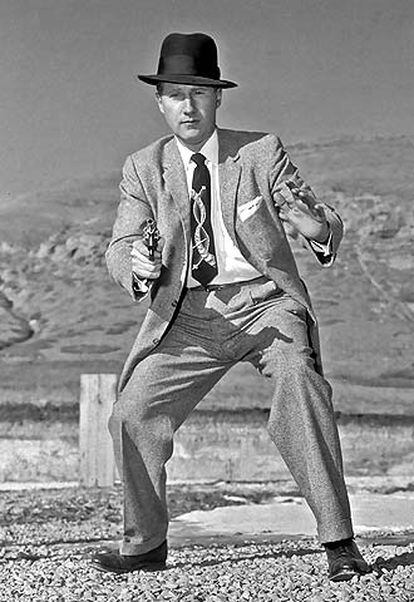El agente del FBI Mark Felt, durante una practica de tiro. La foto es de 1958.