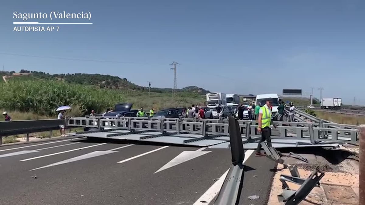 Un accidente de tráfico colapsa la AP7 en la entrada norte a Valencia