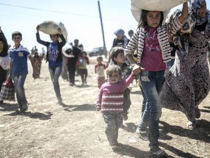Refugiados sirios huyen de la guerra a trav&eacute;s de la frontera con Turqu&iacute;a. &ensp;