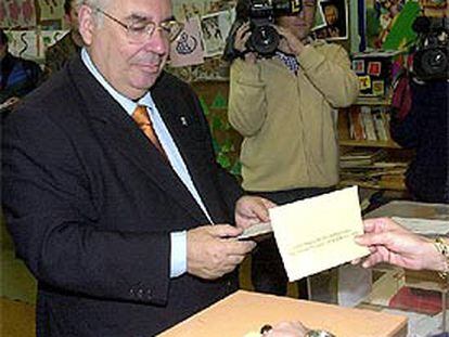 Vicente Álvarez Areces vota en Gijón.