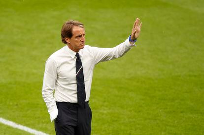 Mancini saluda a las gradas de Wembley antes de la final de la Eurocopa.