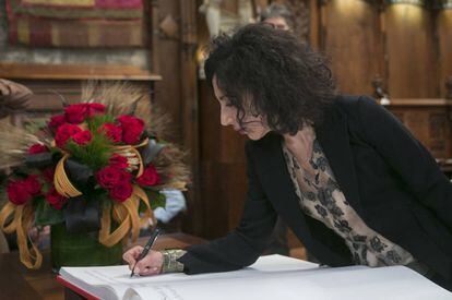 Yasmina Reza, escribiendo en el libro del Consistorio "Vive Sant Jordi!", antes de su pregón.
