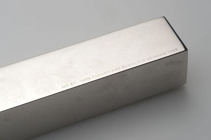'High Energy Bar. No. 60' por Walter De María (1966, Museo de Arte Moderno en Liubliana).