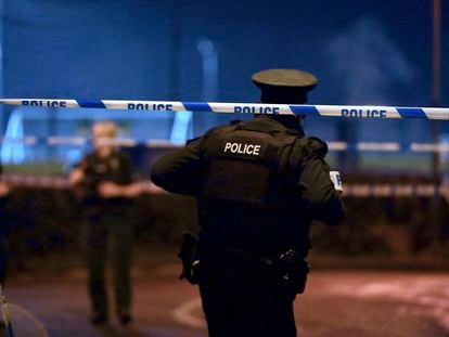 Agentes de policía acordonaban este miércoles la zona de Omagh donde fue tiroteado John Caldwell