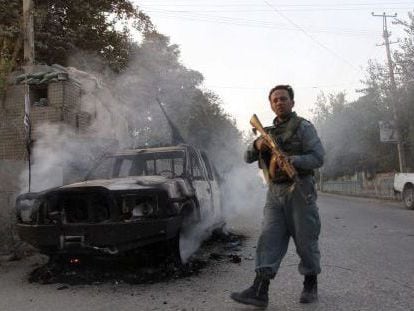 Un miembro de las fuerzas de seguridad afganas en Kunduz el pasado octubre durante una ofensiva talib&aacute;n.