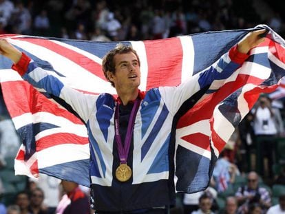 Murray luce la bandera británica tras ganar el oro en los Juegos de 2012.