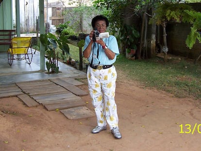 Joana da Paz, conocida como Dona Vitória, con su videocámara en Alta Floresta, Estado de Mato Grosso (Brasil), el 13 de julio de 2006.