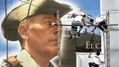 Trabajadores municipales de ciudad de Panamá despliegan un póster gigante con el retrato del militar Omar Torrijos, anterior líder de Panamá como preparación de la celebración de la entrega del control total del canal de Panamá por parte de Estados Unidos al país centroamericano en diciembre de 1999. / EPA