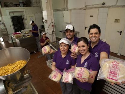 Delfina Solorio, con sus hijos, en su fábrica de tortillas mexicanas La Reina en Cuatro Caminos.