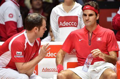 El capitán del equipo suizo Severin Luthi y Federer, en un descanso del cuarto punto de la final, disputado en el estado Pierre Mauroy.