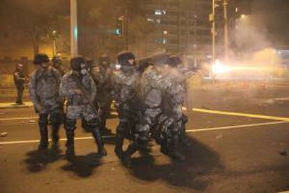 Miembros de la Policía tratan de dispersar a manifestantes que protestan a favor de la educación y en contra de la corrupción.