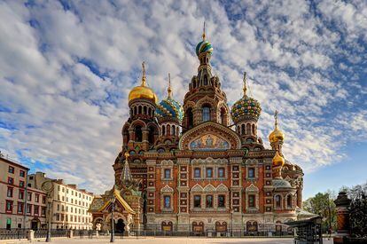 La Iglesia del Salvador sobre la Sangre Derramada, también llamada Iglesia de la Resurrección de Cristo, es una de las grandes atracciones turísticas de la bella San Petersburgo.