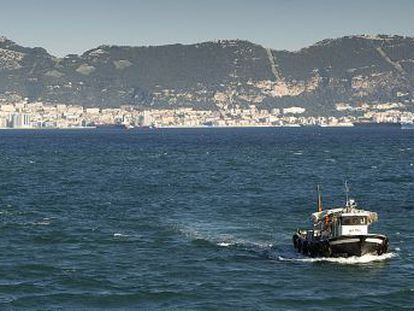 Un barco pesquero faena junto a Gibraltar.
