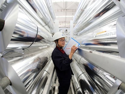 Empleado en una fábrica de productos de aluminio en Huaibei, provincia de Anhui, China, el pasado 17 de octubre.