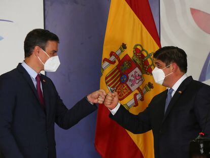 El jefe de Gobierno español, Pedro Sánchez, junto al presidente de Costa Rica, Carlos Alvarado, este viernes en San José.