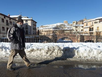 Un hombre camina por una calle de Molina de Aragón este martes.