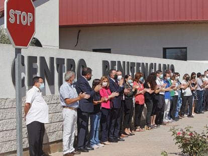Concentración de rechazo celebrada el pasado 9 de septiembre en la cárcel de Villena (Alicante) tras la denuncia por agresión de la subdirectora de Seguridad del centro penitenciario.