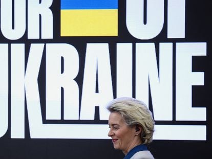 La presidenta de la Comisión Europea, Ursula von der Leyen, a su llegada al evento "Levántate por Ucrania" para recaudar fondos para ayudar al país, este sábado en Varsovia.