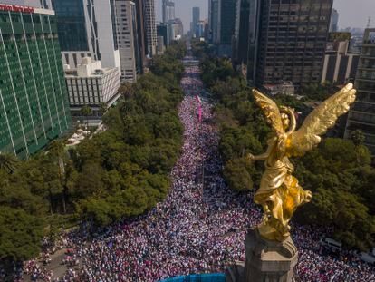 Miles de personas marchan este domingo, en Ciudad de México, contra la reforma electoral del Gobierno.