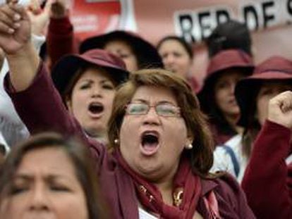 Obstetrices estatales protestan frente a la sede del Ministerio de Salud en Lima (Perú).