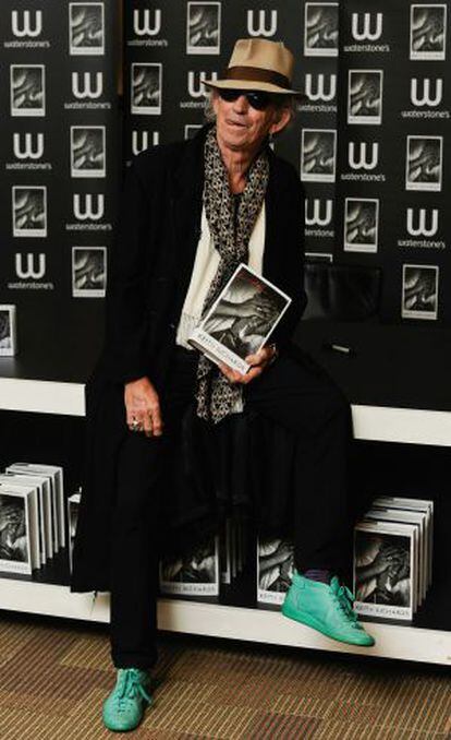 Keith Richards, con su libro de memorias, en Londres.