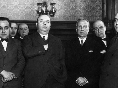 Indalecio Prieto (centro) toma posesión como ministro de Obras Públicas en diciembre de 1931.
