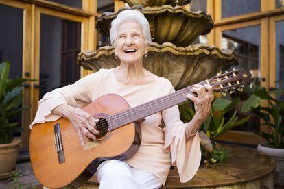 La cantante Ángela Álvarez, de 95 años, quien dice sentirse “soñando despierta”, se prepara para asistir a la gala el 2 de noviembre en Las Vegas como nominada en la categoría de mejor nuevo artista en los premios Latin Grammy. 