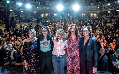 COMUNIDAD VALENCIANA
VALENCIA 13-11-21
Yolanda Díaz, Mónica Oltra, Ada Colau, Mónica García y Fatima Hamed Hossain, que se reúnen hoy en un acto en Valencia, plantean en cinco artículos su visión de cómo hacer otras políticas impulsando los liderazgos femeninos
El encuentro tiene como objetivo conversar desde sus respectivos líderes femeninos con una visión "serena" de la política. El acto bajo el lema '# OtrasPolíticas' y organizado por el partido de Oltra (Iniciativa-Compromís), suma a cinco mujeres del arco progresista que acuden desvinculadas de sus siglas, a modo de reflexión sobre experiencias políticas bajo liderazgos femeninos para exponer su visión personal de determinadas políticas.
FOTO,MÒNICA TORRES EL PAÍS