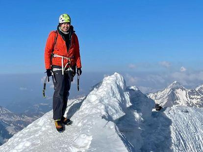 Laura Tiefenthaler, en la cima del Eiger tras su ascenso en solitario.