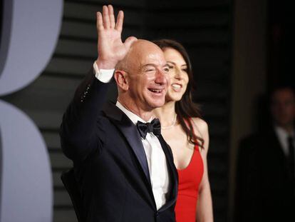 Jeff y MacKenzie Bezos en la fiesta de los Oscar organizada por la revista 'Vanity Fair', el pasado día 4 de marzo.