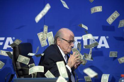 Un espontani llan&ccedil;a bitllets a Blatter.