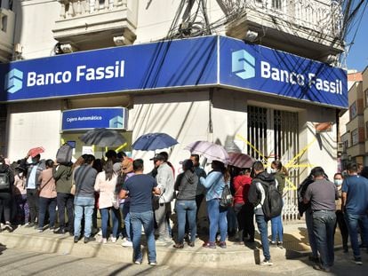 Empleados de Banco Fassil,  el cuarto más grande de Bolivia, manifiestan frente a una sucursal en Cochabamba tras la intervención estatal de la entidad y la detención de dos directivos por mala gestión, el 27 de abril de 2023.