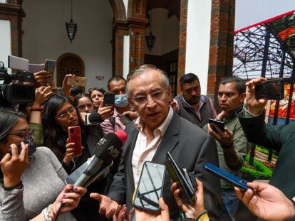 Raymundo Martínez Carbajal, atiende a representnates de diferentes medios de información, en la Ciudad de Toluca, el 10 de julio de 2023.