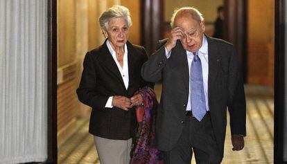 Marta Ferrusola i Jordi Pujol després de declarar en comissió parlamentària el 2015.