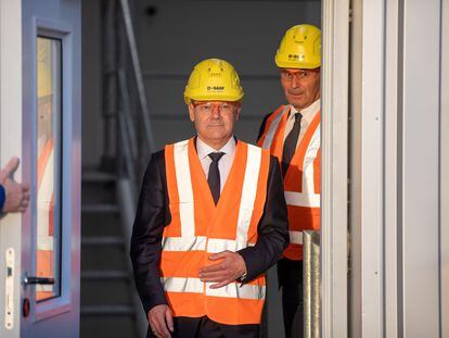 El canciller alemán, Olaf Scholz, en una visita a una fábrica en la ciudad de Schwarzheide, el pasado 1 de noviembre.