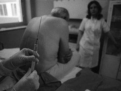 Un paciente, en la unidad del dolor del hospital Doce de Octubre de Madrid en una imagen de archivo.
