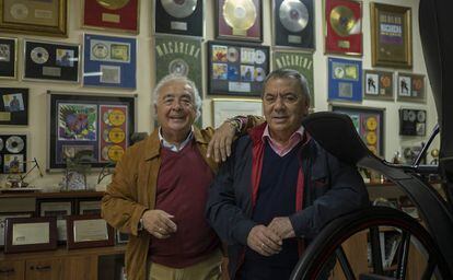 Antonio Romero, izquierda, y Rafael Ruiz, Los del Río, en su estudio de Dos Hermanas (Sevilla) el pasado miércoles.